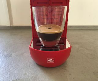 Illy ESE Coffee Maker making a lungo