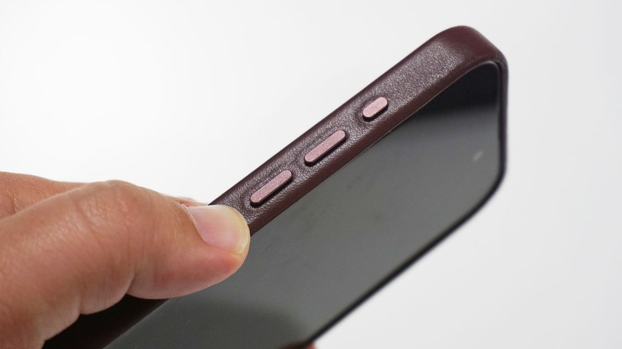 Mujjo iPhone 15 Pro Leather Wallet buttons