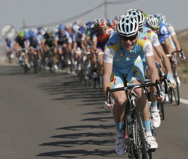 Astana strings out the peloton
