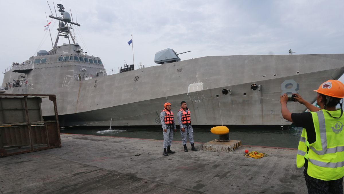 This photo taken on June 29, 2019 shows Philippine navy personnel taking photos in front of USS Montgomery (LCS 8), an Independence-class littoral combat ship of the US Navy, in Davao City on the southern island of Mindanao for a port visit. (Photo by Manman Dejeto / AFP) (Photo credit should read MANMAN DEJETO/AFP via Getty Images)