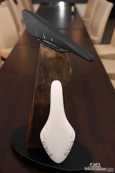 The new fi'zi:k Arione R1 features a co-molded carbon fiber and thermoplastic shell, braided carbon fiber rails, a three-piece Microtex cover, and a claimed weight of only 145g.