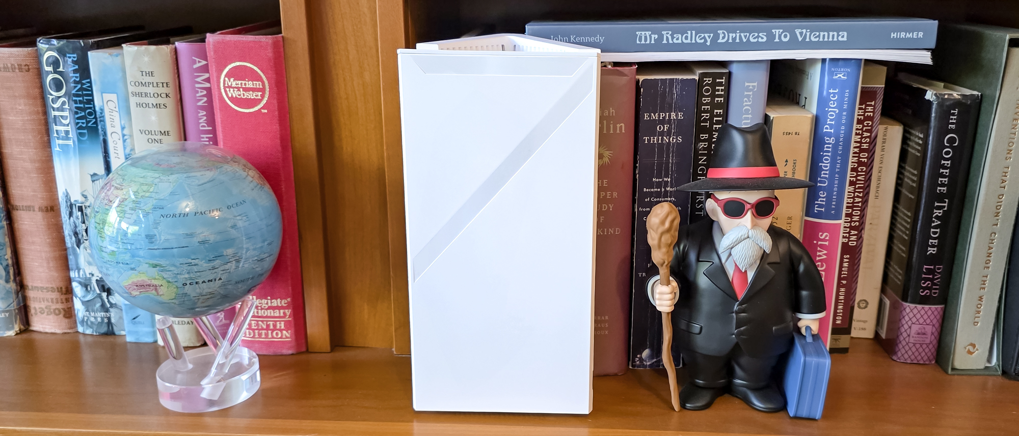 MSI Roamii BE Pro router on a bookshelf