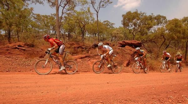 The leaders punch uphill through Lakefield National Park.