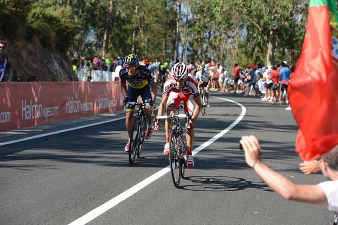 Dani Moreno (Katusha) and Nicolas Roche (Saxo-Tinkoff)