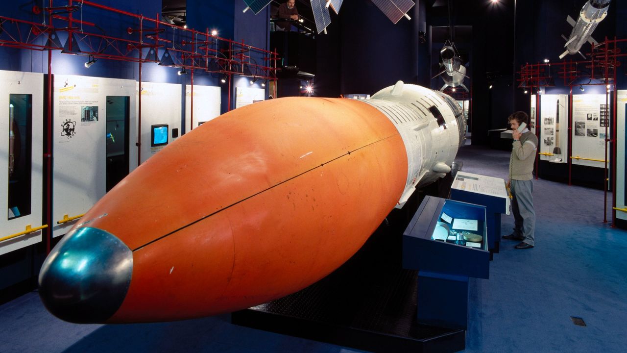 A Grã-Bretanha desenvolveu o Black Arrow como seu lançador nacional de satélites. Baseado no menor foguete de pesquisa Black Knight, este era um veículo de três estágios, com 12,87 m de altura.