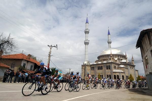 The peloton makes its way from Denizli to Fethiye, at 218.6km the longest stage at the Tour of Turkey.