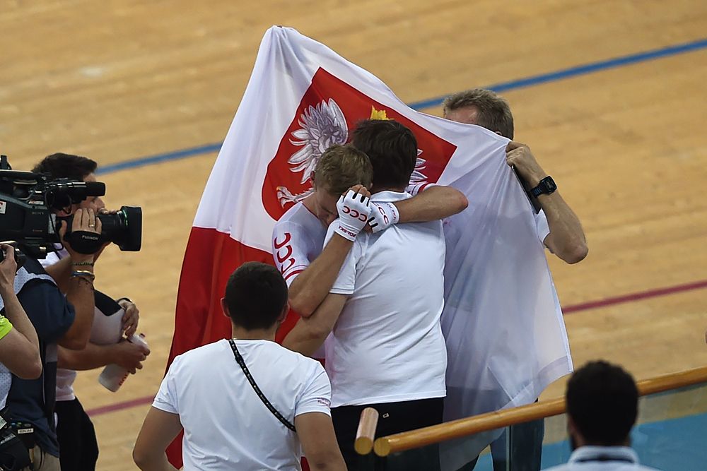 Adrian Teklinksy (Poland) celebrates his scratch race world title
