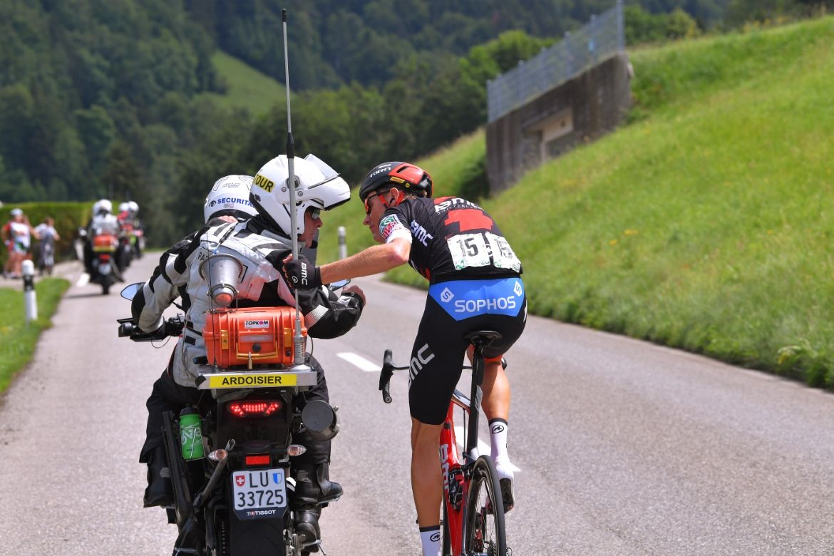 Michael Schar (BMC) has a conversation with the time keeper