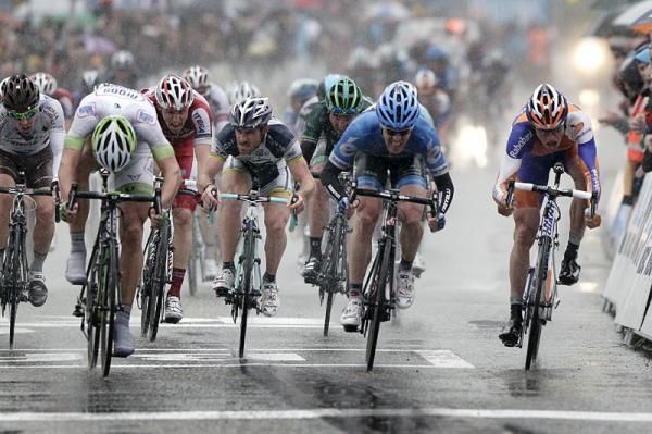 Marcel Kittel (Argos-Shimano) wins the dash to the line