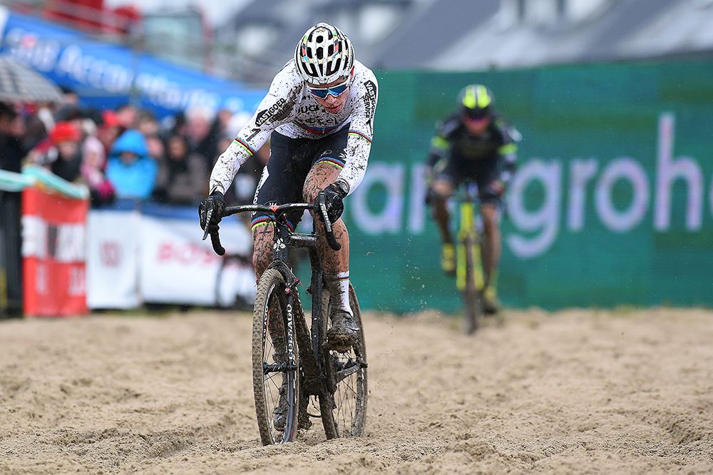Wout Van Aert distances Nys for the podium