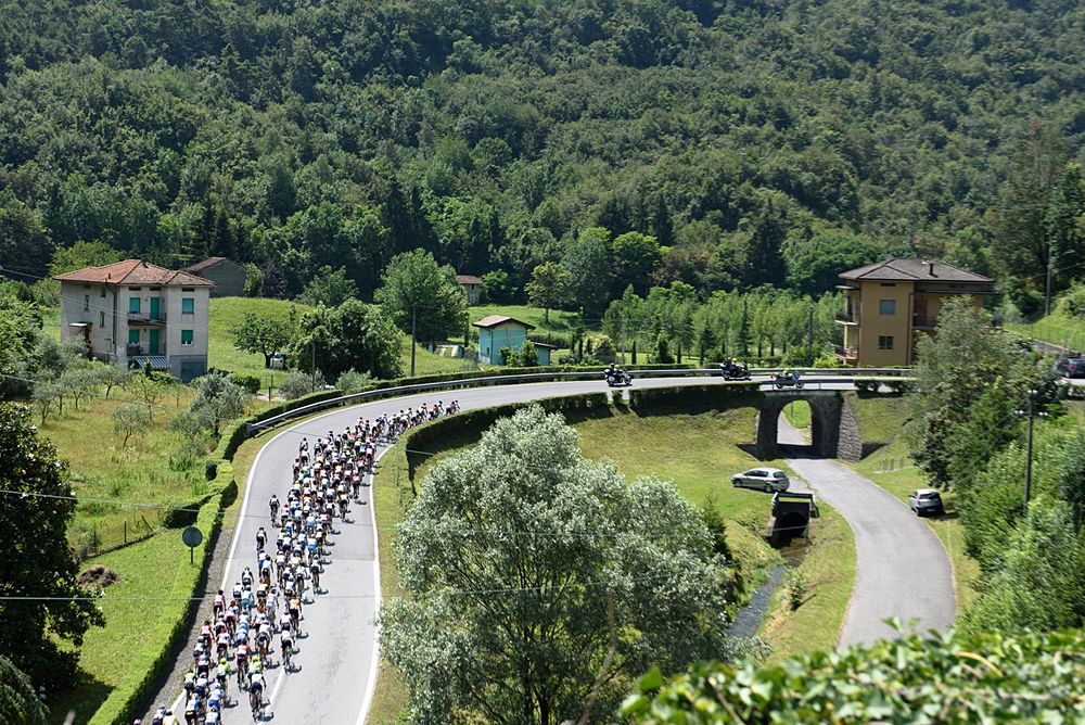 Weaving through the foothills at Giro Rosa 2016 - Stage 4