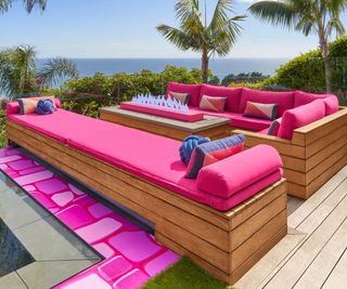 Firepit, pink loungers
