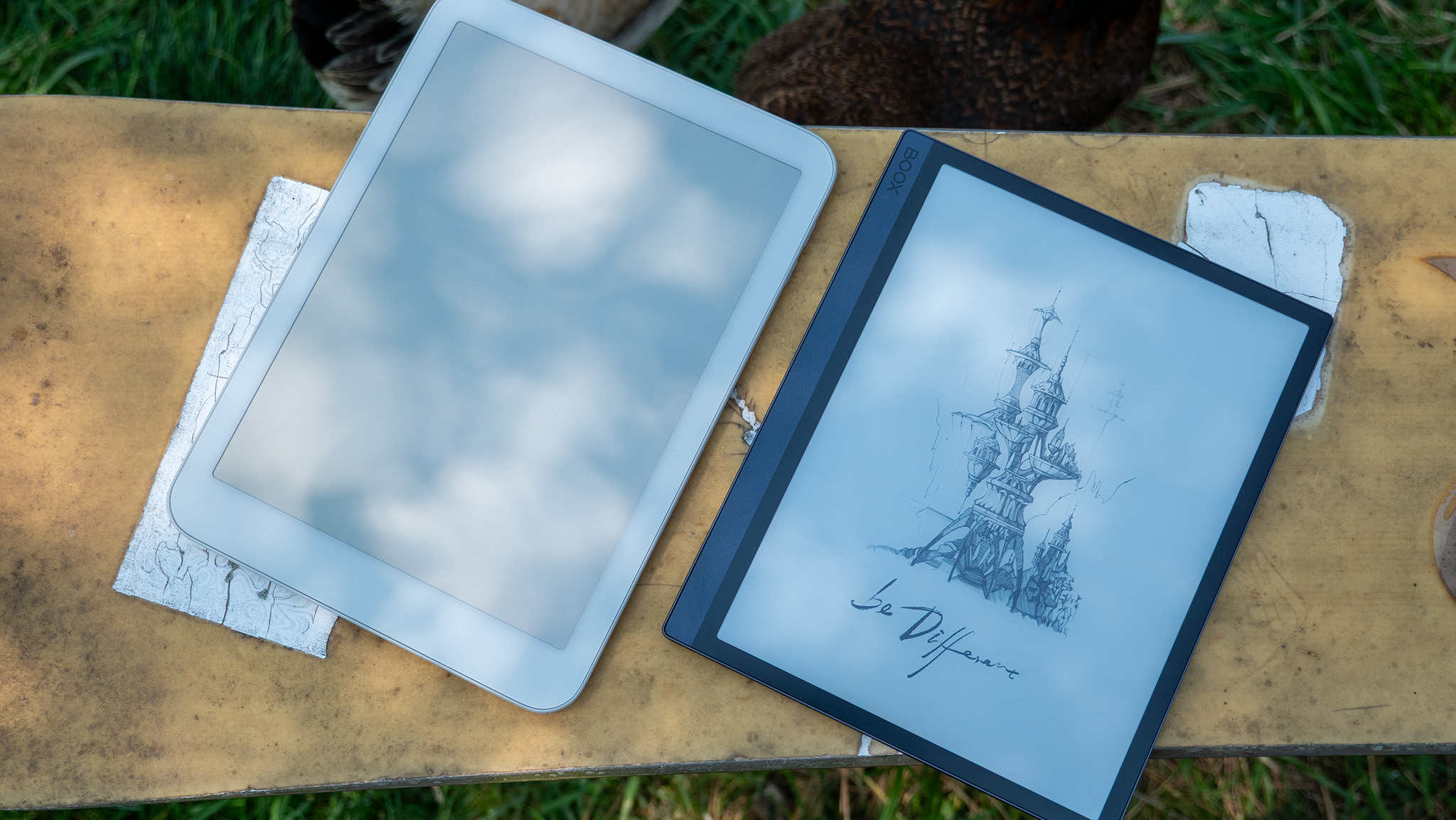Comparing the Onyx Boox Tab Ultra's E Ink display with the Daylight Computer's RLCD with the displays off