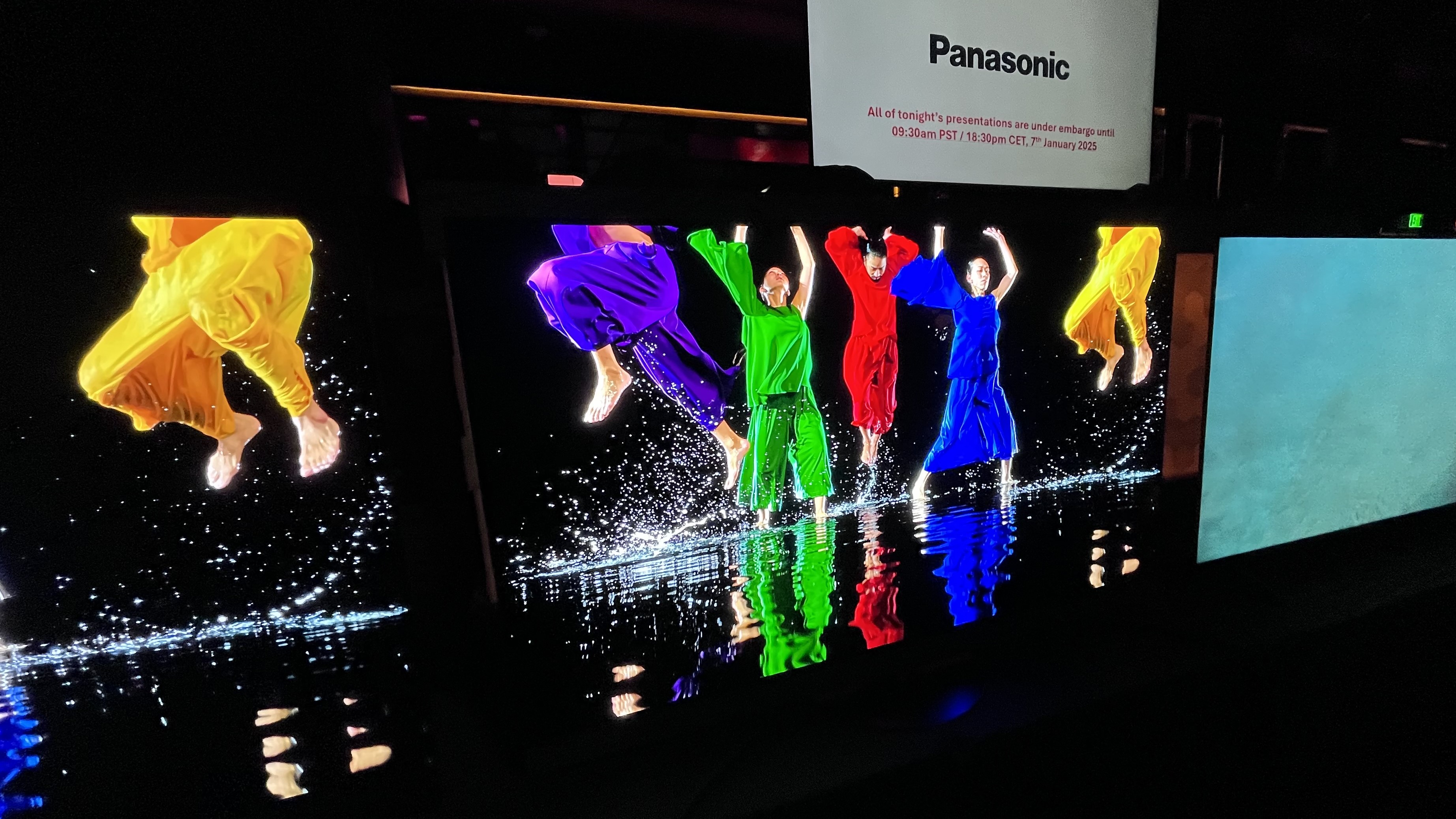 El televisor OLED Panasonic Z95B muestra una imagen de personas bailando con ropa colorida