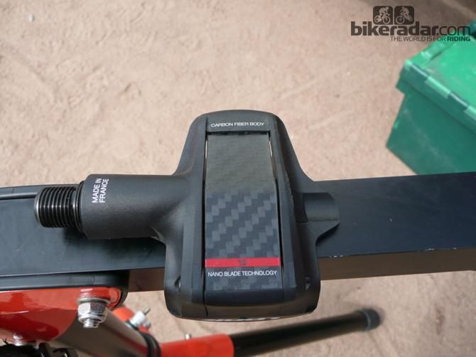 Popular Look Keo Blade pedals have been re-engineered in 2014. The novel carbon leaf spring has been broadened and centred