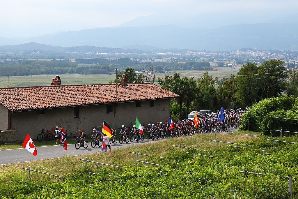 NOVARA, ITALY - AUGUST 23: A general view of the peloton competing during the La Vuelta - 80th Tour of Spain 2025, Stage 1 a 186.7km stage from Torino-Reggia di Venaria to Novara / #UCIWT / on August 23, 2025 in Novara, Italy. (Photo by Dario Belingheri/Getty Images)