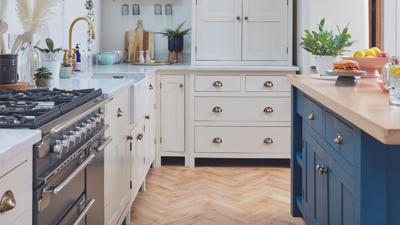 Shaker kitchen with navy and white drawers