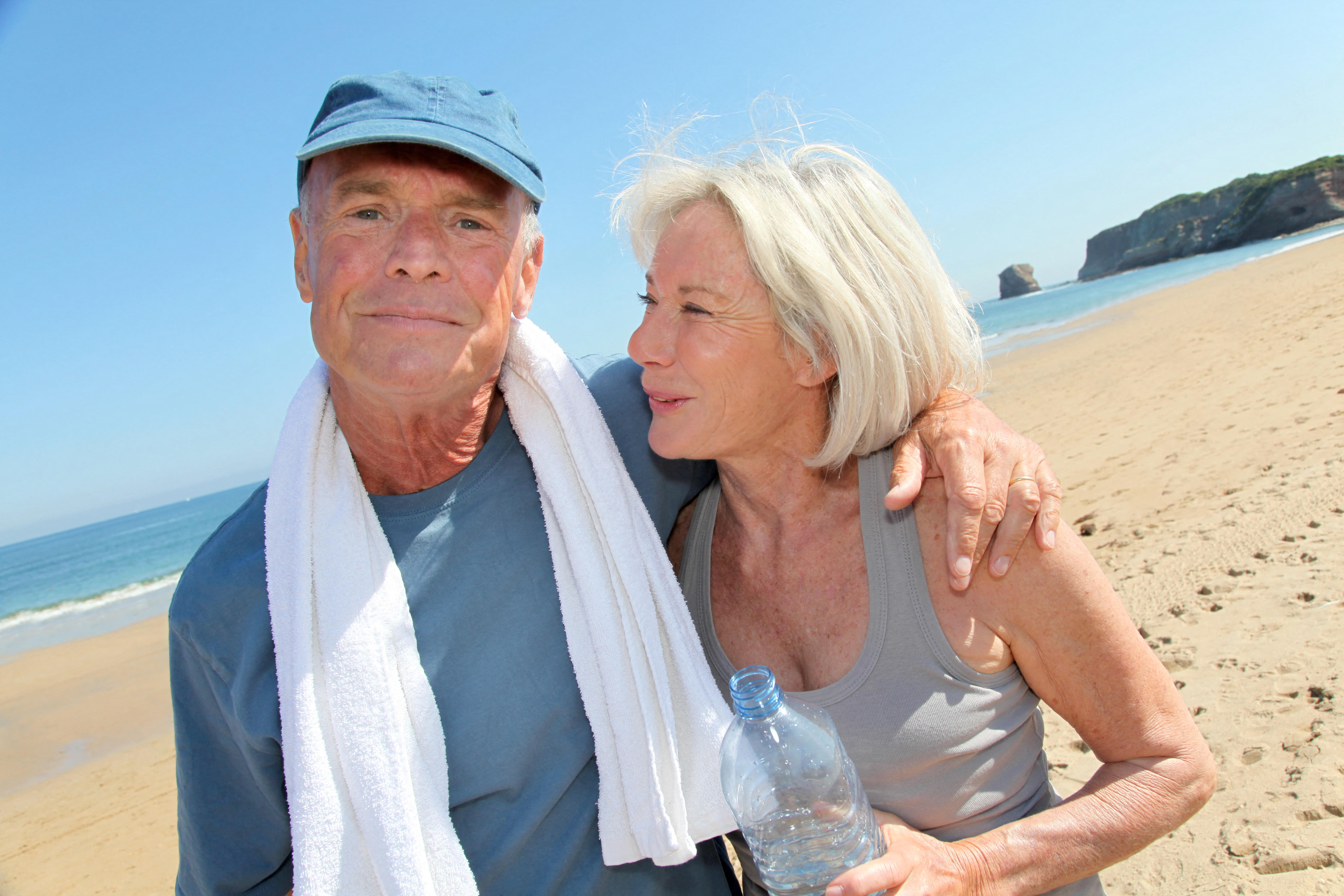 KGTPT7 Portrait of athletic senior couple on the beach