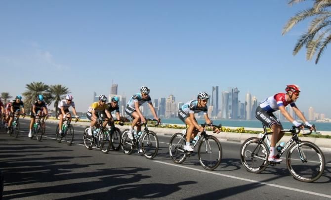 The peloton on the Doha Corniche