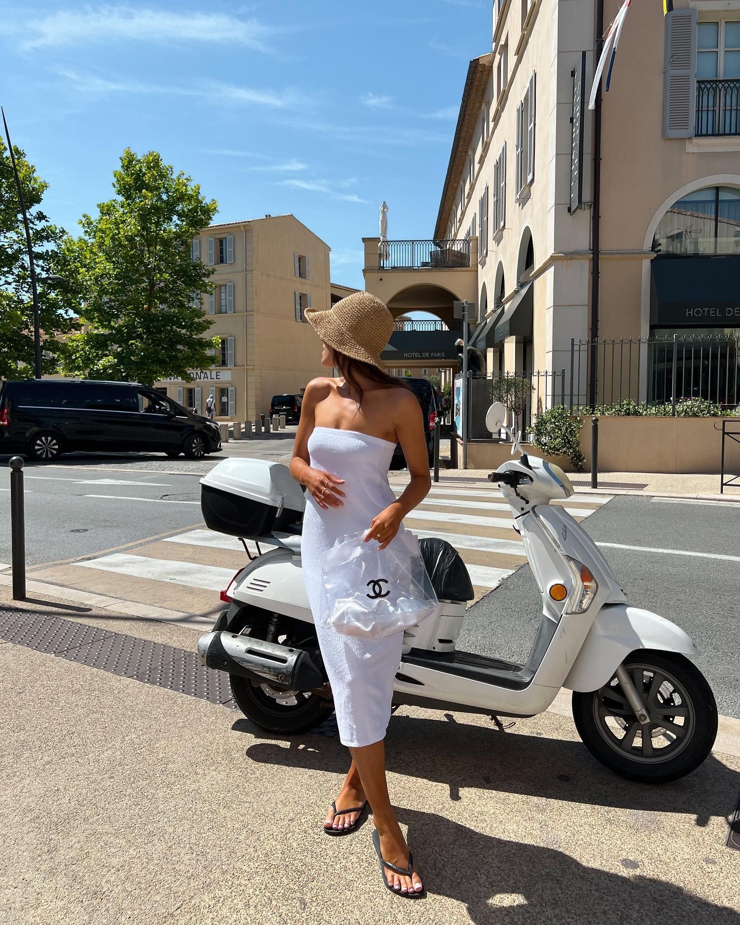 Woman wearing summer bucket hat outfit.