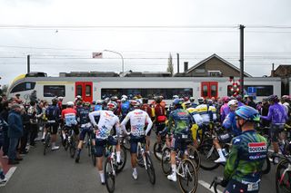 Tour of Flanders Men LIVE - Railway crossing splits peloton with race neutralised