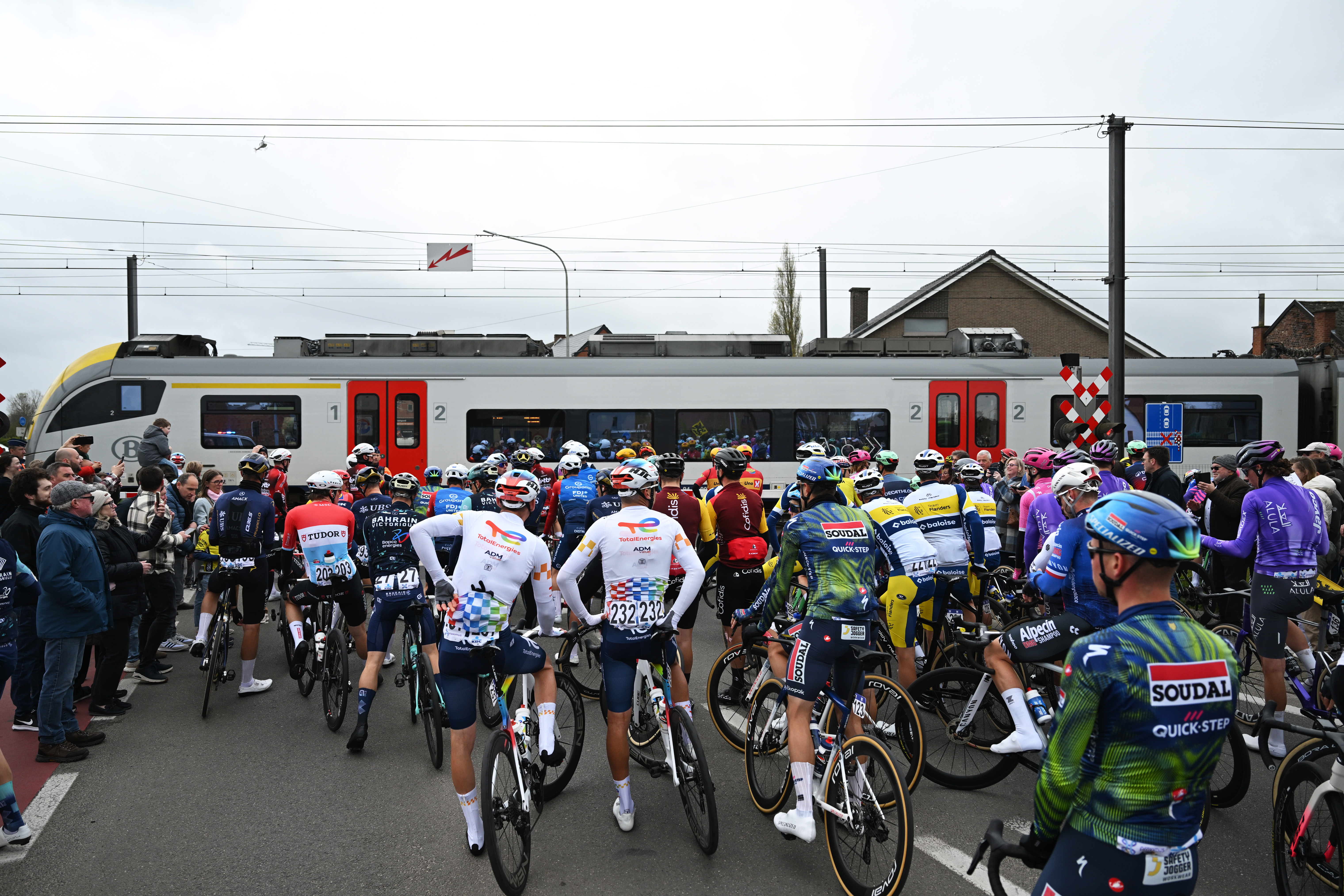 Tour of Flanders Men LIVE - Railway crossing splits peloton with race neutralised