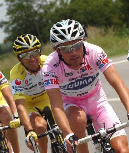 Simoni keeps an eye on Di Luca during the flat, fast stage to Pio X