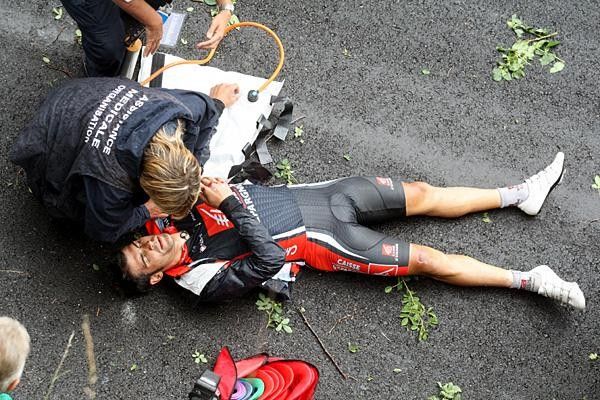 Oscar Pereiro (Caisse d'Epargne) injured his shoulder