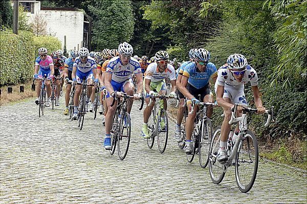 The cobbles on the Kluisberg batter the chasing peloton.