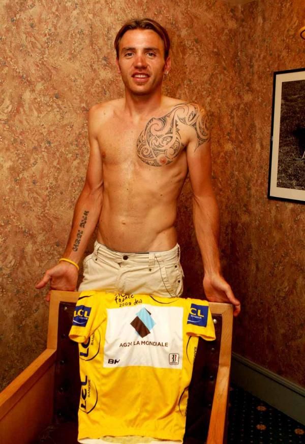 Rinaldo Nocentini (AG2R La Mondiale) shows off his yellow jersey and his tattoos on the first rest day.