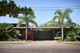 a cote d-ivoire house made of pavilions that blend inside and outside