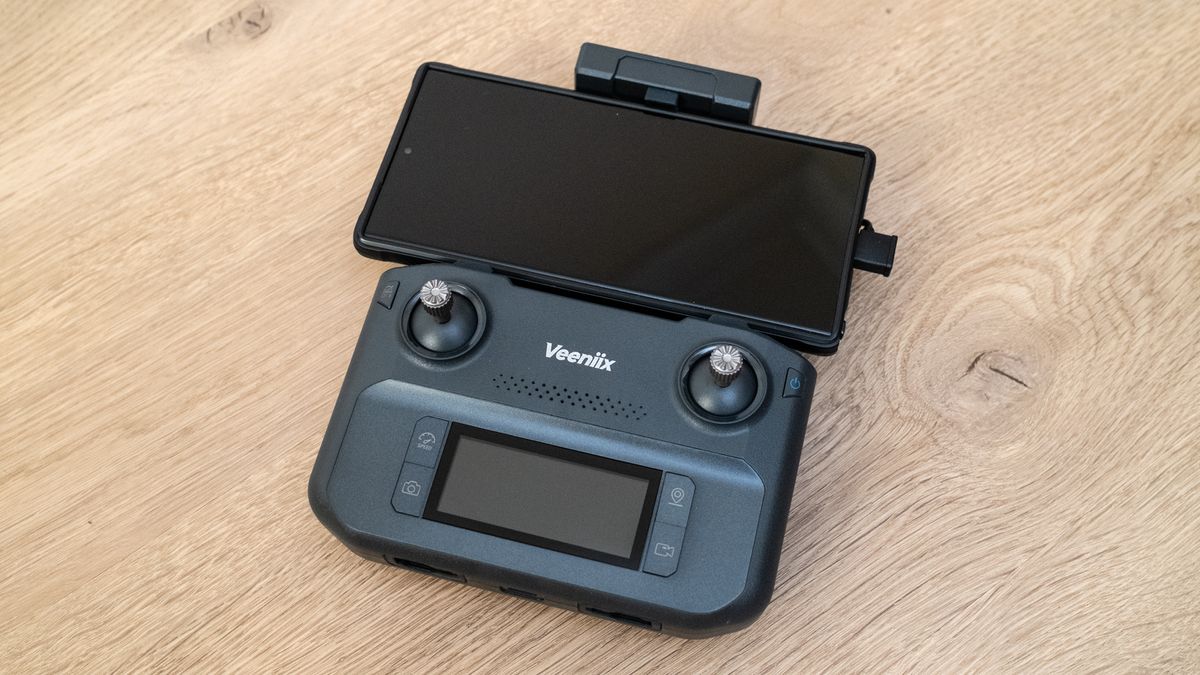 Veeniix V11PRO controller with a smartphone attached