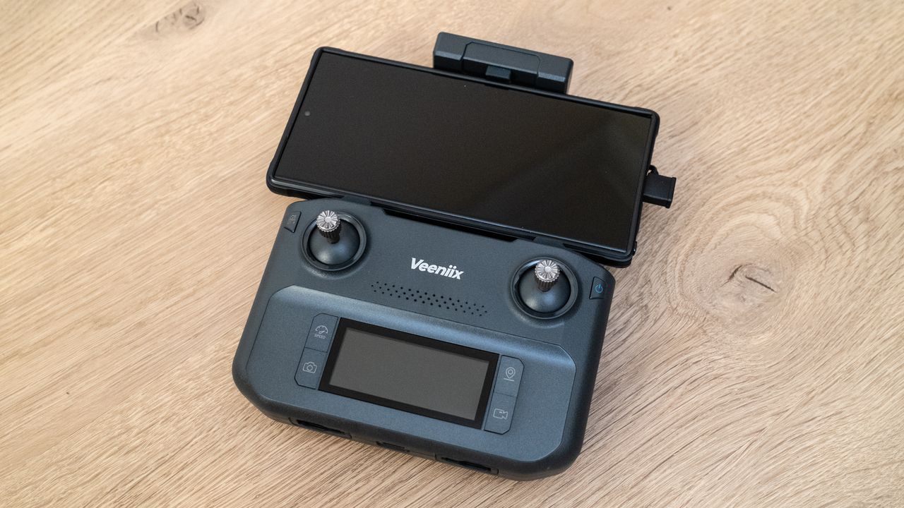Veeniix V11PRO controller with a smartphone attached