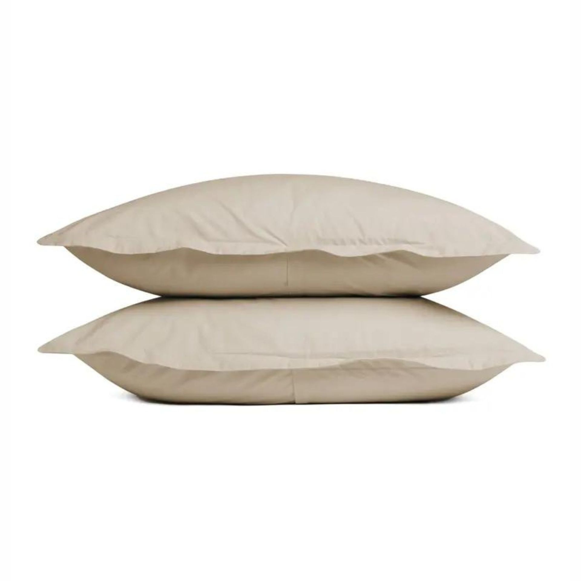 Sepasang bantal beige ditumpuk di atas satu sama lain dengan latar belakang putih.