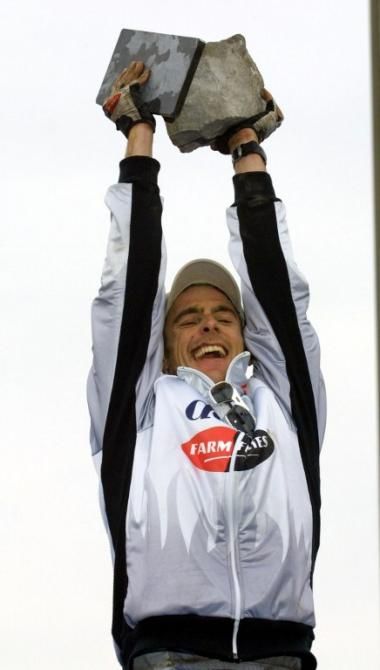 Servais with a smile: Knaven wins Paris-Roubaix in 2001