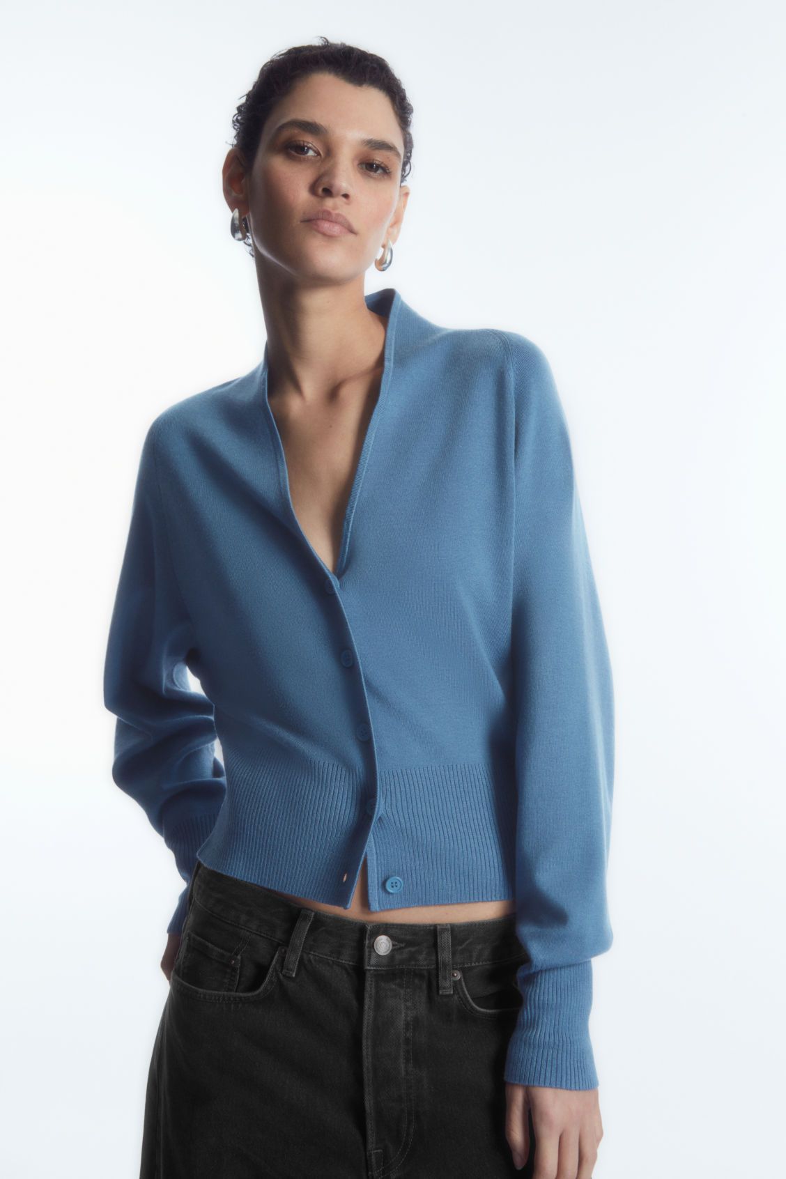 missing-image سترة COS ذات الخصر المحكم تبدو تمامًا مثل شراء المصمم