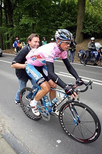 Paolo Savoldelli (Discovery Channel) gets a push from Johan Bruyneel