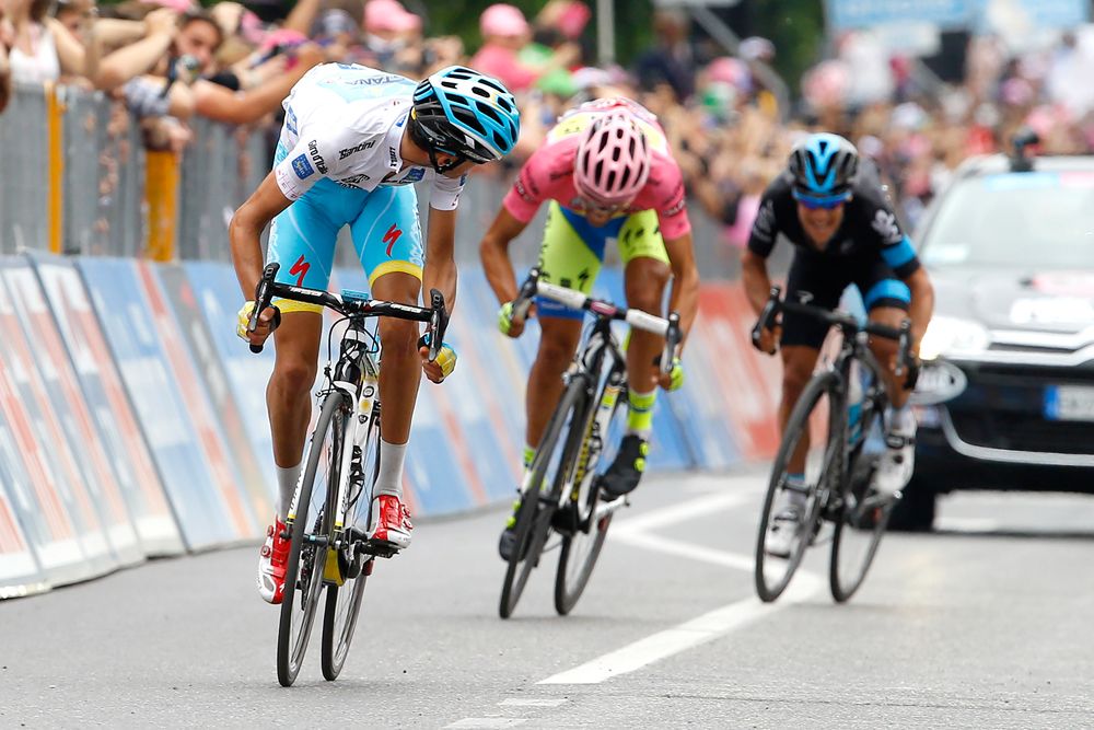 Fabio Aru takes a second out of Alberto Contador on stage 9