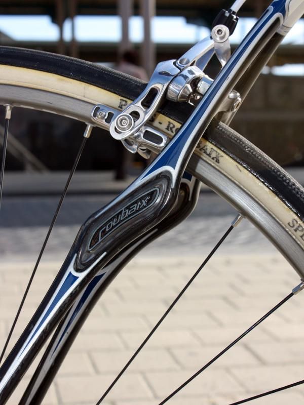 The Zertz inserts may damp the vibration but it's the distinctive shape of the seat stays that provides the vertical flex.