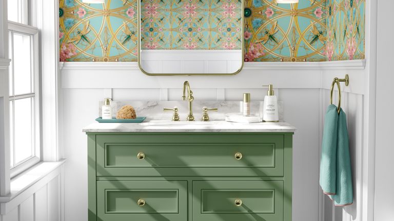 五颜六色的浴室，绿色墙纸和彩色水槽