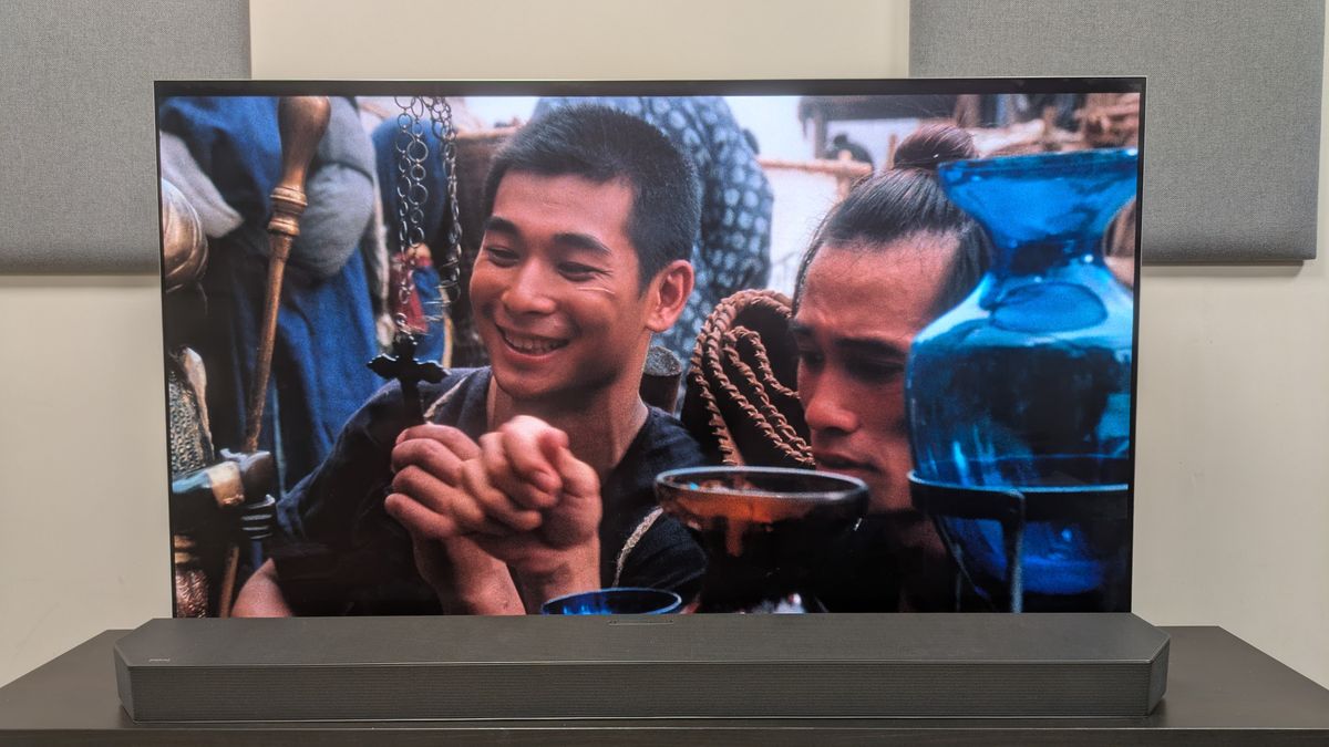 The Blade 4K Blu-ray on LG G5 showing Ding On and Iron Head at market stall with blue vase