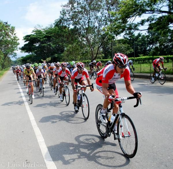 Gw Shimano-Chec-Envia move to the front of the bunch