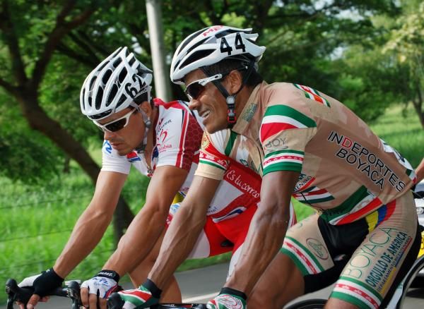 Luis Felipe Laverde (Col es Pasion Caf&eacute; De Colombia 472) and Israel Ochoa (Boyaca Orgullo de America) have a chat