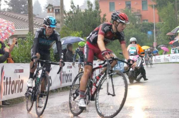 Mauro Santambrogio (BMC Racing Team) leads Rigoberto Uran (Sky Procycling)