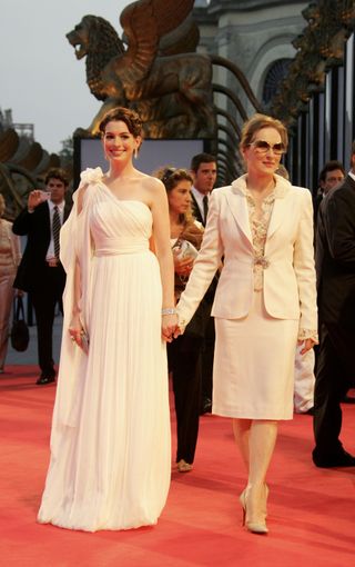 Anne Hathaway und Meryl Streep posieren auf dem roten Teppich in Venedig