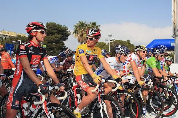 Luis-Leon Sanchez talks to a Caisse d'Epargne teammate at the start.