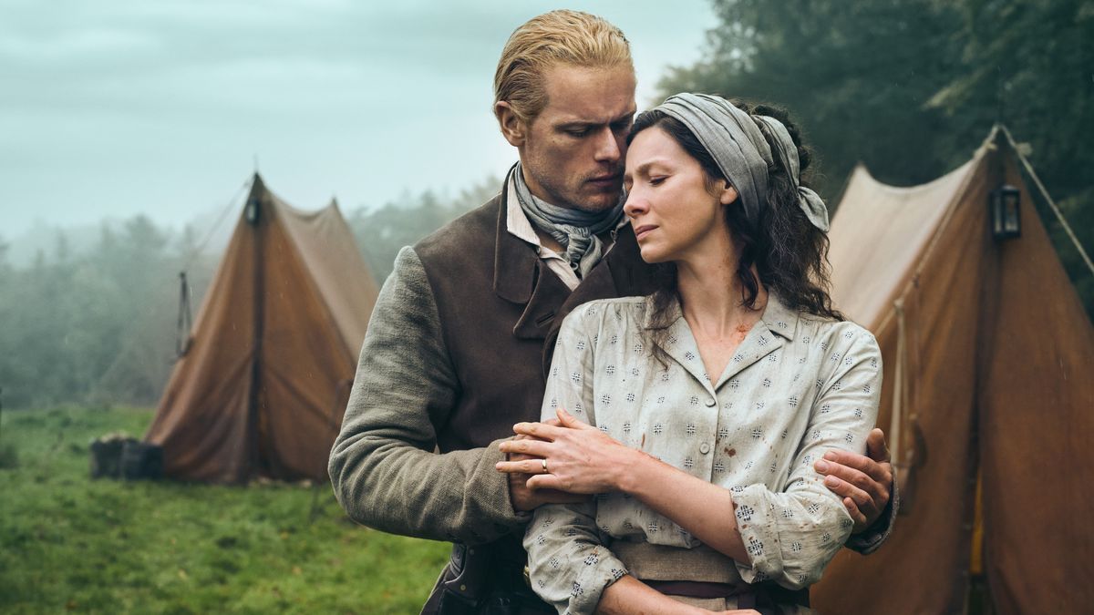 Sam Heughan (“Jamie Fraser”) and Caitríona Balfe (“Claire Fraser”) in Outlander season 7