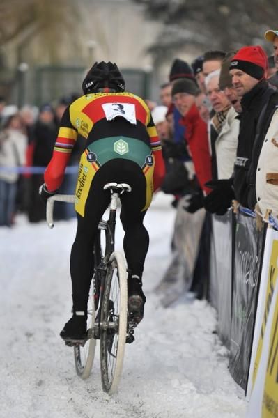 Sven Nys (Landbouwkrediet-Colnago) powers through the snow.