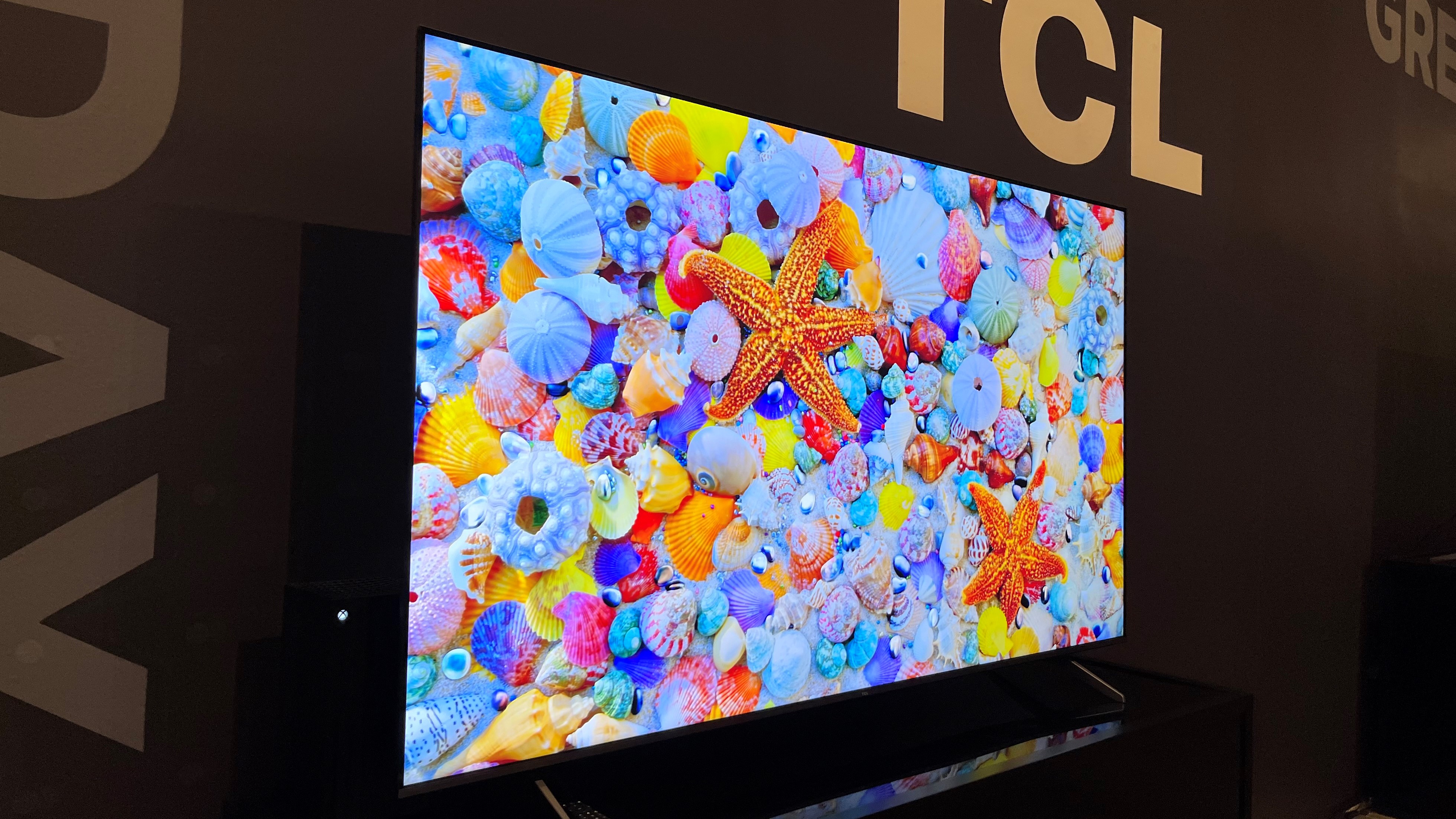 Televisor de la serie TCL Q6 que muestra una imagen colorida