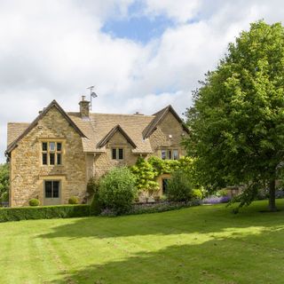 mellow stoned cotswold cottage with garden
